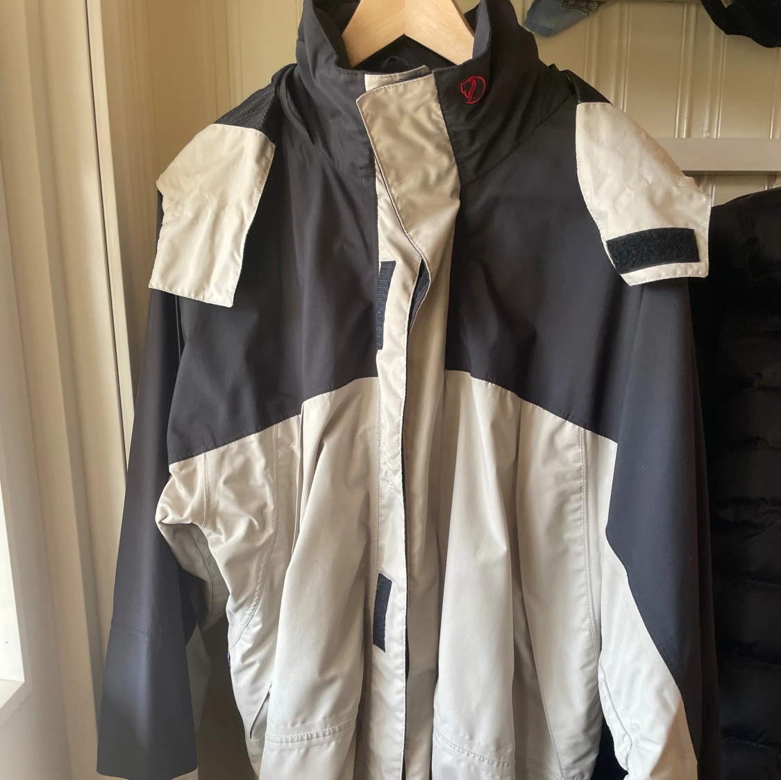 Svart och grå vindjacka från Fjällräven