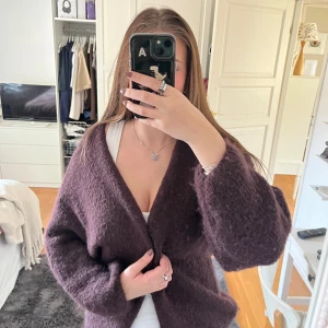 Vinröd stickad kofta från Lindex - Säljer den populära koftan från lindex i vinröd/mörklila färg. Super fin, använd men bra skick. Slutsåld online