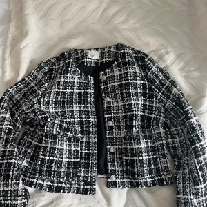 Rutig svartvit kavaj från H&M - Rutig kavaj från hm. Använt några gånger 