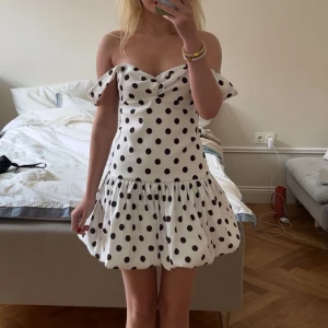 Prickig klänning - Prickig klänning från Zara med drop waist! Använda fåtal gånger. Helt slutsåld på hemsidan.
