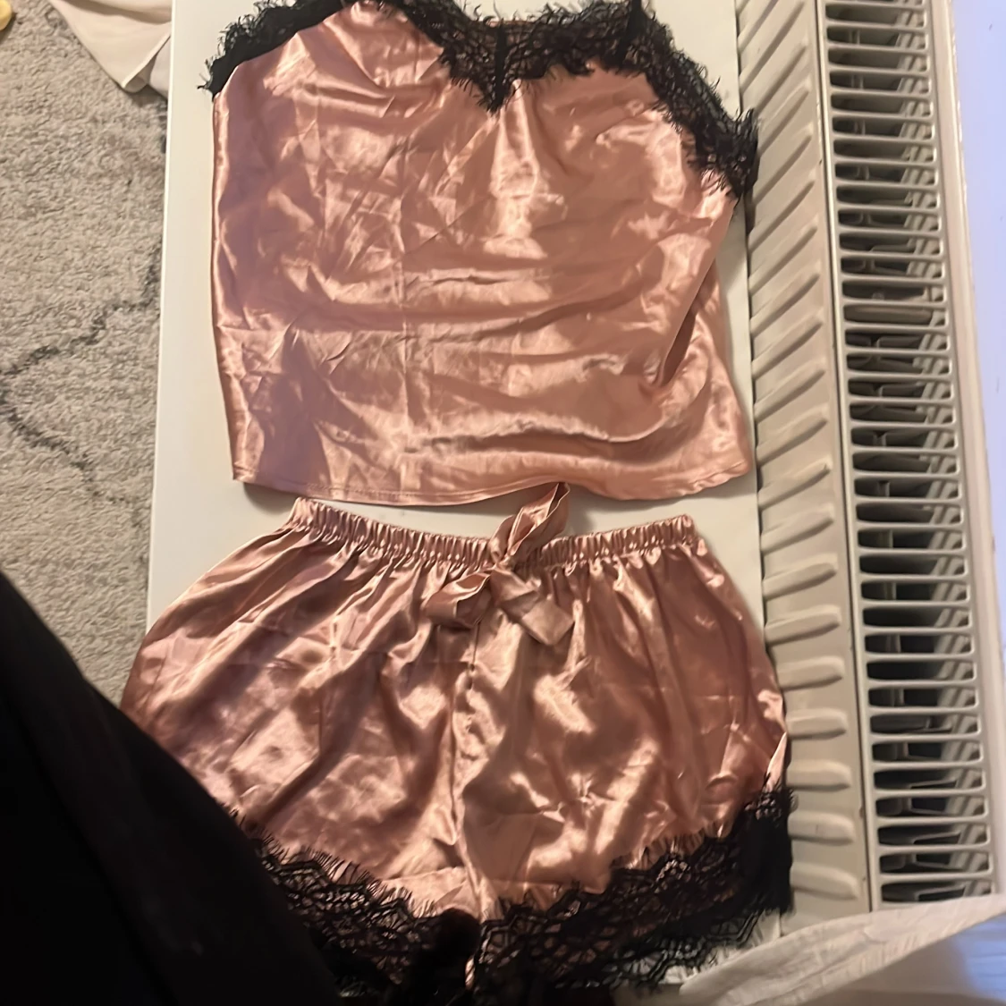 Rosa satinshorts och linne med spetsdetaljer - 2