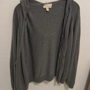 Grå cashmere hoodie.  - Riktigt skön från hm. 
