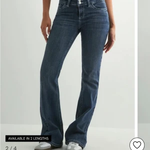 Lågmidjade jeans Nelly - Ett par super snygga mörkblå jeans från Nelly som tyvärr kändes för korta för mig använda en gång🥰