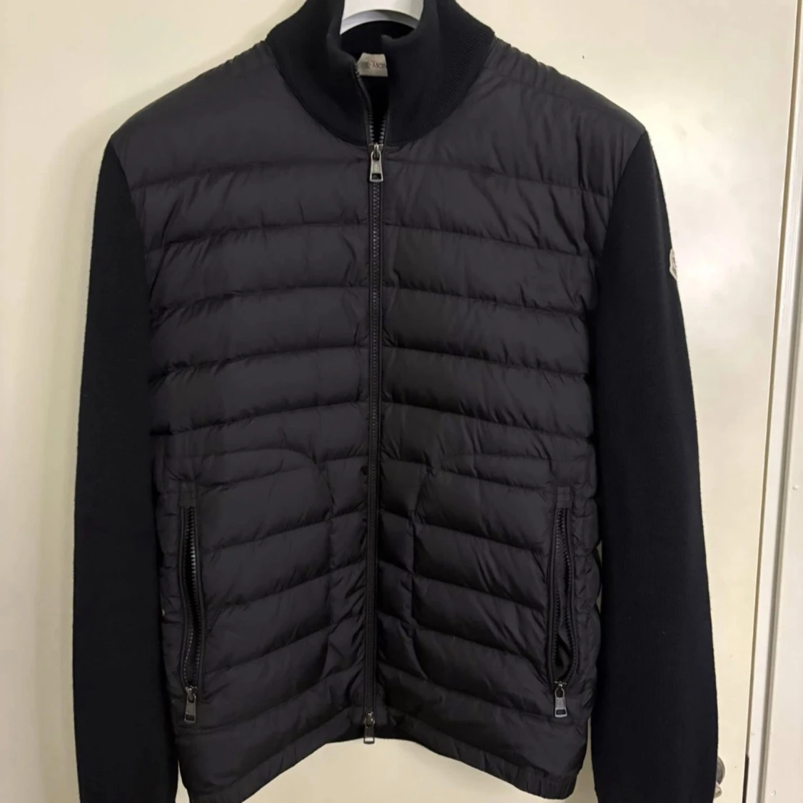 Svart Moncler hybridjacka med dragkedja