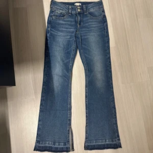 Mörkblåa low waist jeans  - Säljer blåa low waist jeans från Gina Young i storlek 164 men passar en XS/34. Har aldrig använt de men drog av lappen för snabbt. Säljer  eftersom de var för långa på mig