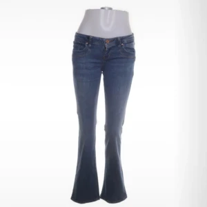 Blå bootcut jeans från Ltb - Snygga blå jeans från Ltb med bootcut-modell och låg midja. Jeansen har klassiska fickor bak med dekorativa sömmar och en brun läderpatch med logga i midjan. Storlek 28/32 passar mig som vanligtvis brukar ha 26/32 då dom har bra passform oavsett och mycket stretch. 