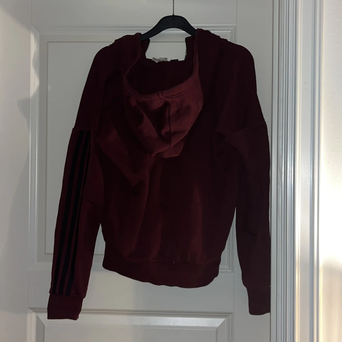 Vinröd Adidas hoodie med dragkedja - 1