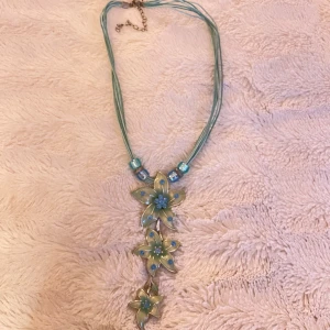 Blommigt halsband med blå detaljer  - Så fint, köpt på secondhand!