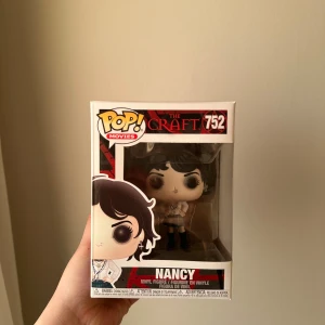 Funko Pop! Movies The Craft Nancy #752 - Samlingsfigur Funko Pop! Movies The Craft Nancy #752 i originalförpackning.