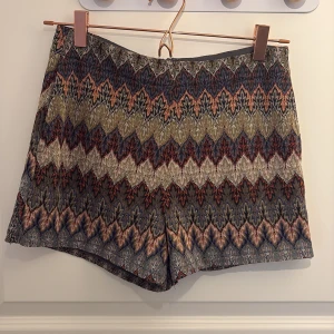 Mönstrade shorts  - Mönstrade shorts köpta från sellpy men från akira. Storlek S och använda enstaka gånger men bra skick!  