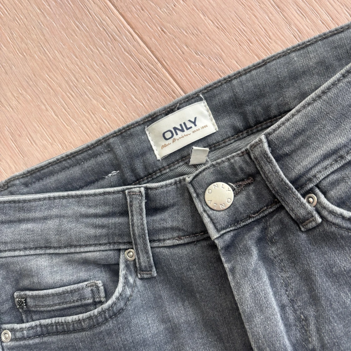 Grå bootcut jeans från ONLY