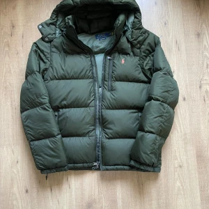 Ralph lauren jacka - Skön pufferjacket perfekt till vintern. Qr scan. Lite foder syns på ärmarna men inget jag stör mig på. Hör gärna av er! 