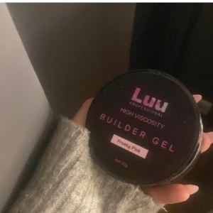 Luu Builder Gel Frosty Pink - Builder gel från luu nails i färgen frosty pink, har använt den 2 gånger jätte fin färg och bränns inte i lampan! nypris:420