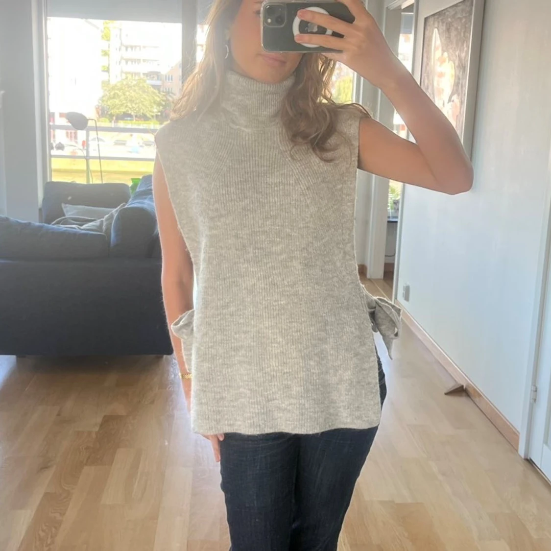 Grå stickad polotopp med knyt