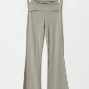 Yoga pants - Supersköna grå/gröna mjukisbyxor. Byxorna har en bred linning som kan vikas ner och är gjorda i ett mjukt, stretchigt material. Perfekta för en chill och avslappnad stil.