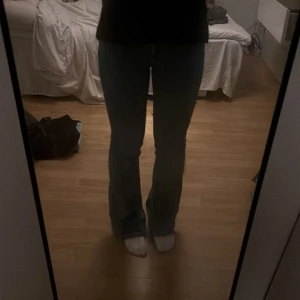 Blå jeans från Gina tricot  - Säljer dessa Bootcut jeans från Gina. Kommer inte till användning. Köpt för 500kr.