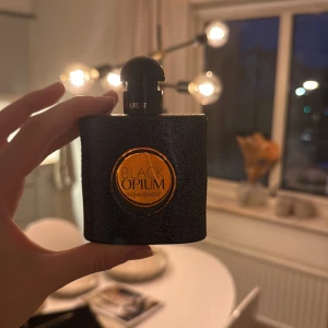 YSL Black Opium parfym - Black Opium från Yves Saint Laurent 30 ml, enbart testad. Perfekt till hösten och vintern🖤🖤