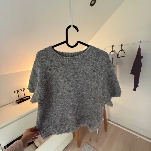 Grå stickad kortärmad tröja - Mysig grå stickad tröja med korta ärmar och rund halsringning från gina💗 strl L men passar xs/s💞nypris 379kr 