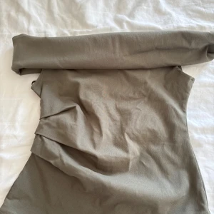 Grön topp från Zara - Säljer denna toppen då den inte kommer tillanvänding, endast använd en gång och inga fel.