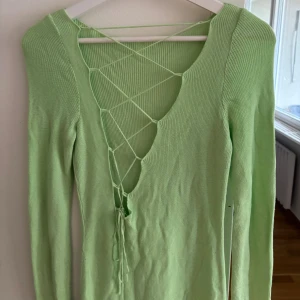 Öppen rygg klänning - Jättefin klänning från Nakd x Hanna schönberg. Fint skick 