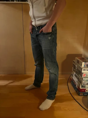 Jack and Jones - Säljer ett par goa jeans från Jack and Jones med slitningar