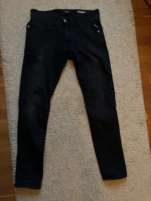 Svarta slim jeans från Replay - Snygga svarta slim fit jeans från Replay  i storlek 30W 32L. Använt 3 gånger ser nya ut. Hör av dig vid frågor!! 