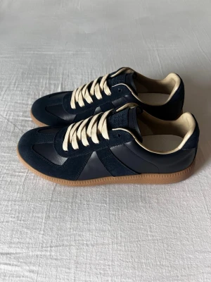 Maison margiela gats mörkblå - Ett par riktigt feta mörkblå gats i storlek 43, dustbags kommer med. Skickar alltid samma dag 🚚 ✅