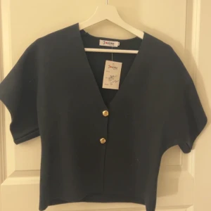 Svart kortärmad blus ifrån missäy  - Jättefin blus/topp ifrån missäy storlek M/L. Aldrig använd.