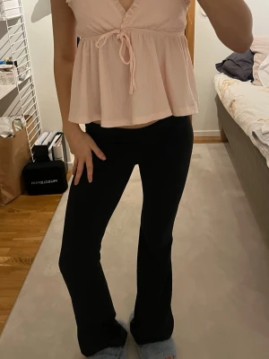 Rosa topp från Gina Tricot  - Säljer denna söta rosa topp från Gina Tricot i storlek XS🩷