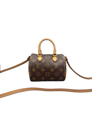 Louis Vuitton Monogram Mini Handväska - Halloj! Säljer denna fina väskan från Louis vuitton! Box o dust med följer, kom pivat för fler bilder samt kvitto!