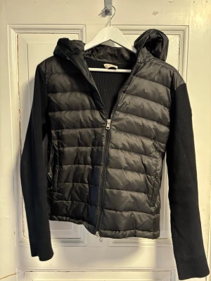 Moncler cardigan - Säljer en moncler cardigan. Liten i storleken men en S 