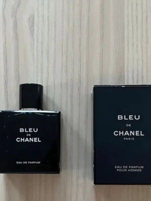 Bleu de Chanel Eau de Parfum 50ml - Bleu de Chanel Eau de Parfum är en elegant herrdoft i en stilren, mörkblå glasflaska med matchande svart lock. Flaskan har en fyrkantig form och kommer med originalkartong. En klassisk och tidlös parfym från Chanel som utstrålar lyx. 48ml kvar