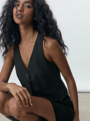 Svart linneväst från H&M - Stilren svart väst från H&M i linneblandning. Nypris 299 kr. Oanvänd med prislapp. Säljer då den inte kommit till användning. Justerbar baktill. Första bilden är en inspobild, inte exakt den västen. 