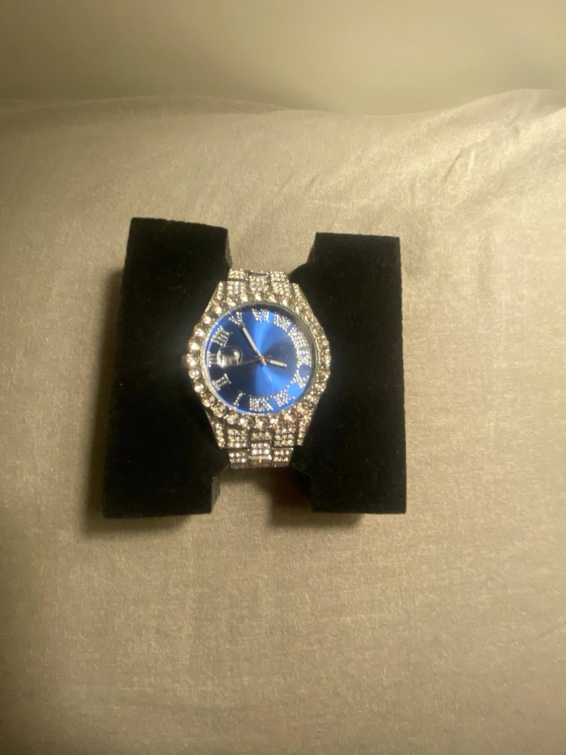 Silverfärgad klocka med blå urtavla