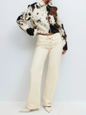 Vida jeans med snörning i midjan - Säljer ett par trendiga beige/vita jeans med medelhögmidja och snörning framtill. Jeansen har vida ben och klassiska bakfickor. Perfekta för dig som gillar en avslappnad men ändå snygg stil. 🤍