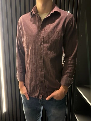 Vinröd Morris Skjorta - Sjukt fet och unik vinröd skjorta från Morris. Skjortan är i toppenskick och i skönt linnematerial! Tveka inte på att höra av dig! 🙌🤩