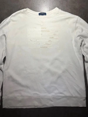  Ralph Lauren Tröja - Säljer en riktigt skön, stilren vit Ralph Lauren tröja som passar till ALLT. Storlek: L (14-16) vanlig storlek S. Riktig bra skick! Skriv vid frågor eller kom med bud!