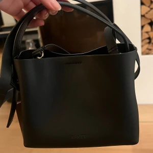 Svart axelväska från ARKET - Helt ny väska från arket! Pris går att diskutera, nypris 2000kr🥰