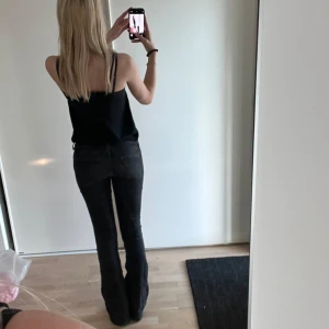 Svarta lowwaist bootcut jeans - Svarta lowwaist jeans från Zara, säljer för att de inte passade mig. Inte mina bilder! Har inga egna❤️