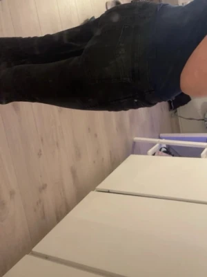 Svarta raka jeans - Säljer ett par svarta jeans med botcut passform och klassisk femficksdesign. Jeansen har normal midja och är tillverkade i ett mjukt denimtyg. Perfekta för dig som gillar en enkel och stilren look.