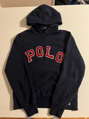 Ralph lauren hoodie mörkblå S - Riktigt snygg mörkblå Ralph lauren hoodie i storlek S. Fint skick inga fel. Pris 488 kr kolla gärna mina andra annonser för mer och rabatt 😃 