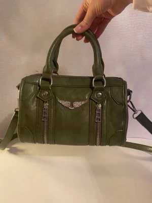 Zadig liknande väska - Mörkgrön handväska med dubbla handtag och avtagbar axelrem🥰