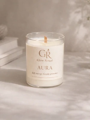 Aura handmade doftljus - Handgjord doftljus från serien Relax & Återhämtning. Aura är ett ljust och omfamnande ljus med en subtil, eterisk doft. Den mjuka blommigheten skapar en lätt och harmonisk energi som stillar sinnet och bjuder in till närvaro och inre ljus. Perfekt för stilla kvällar, vila och self-care ritualer.
