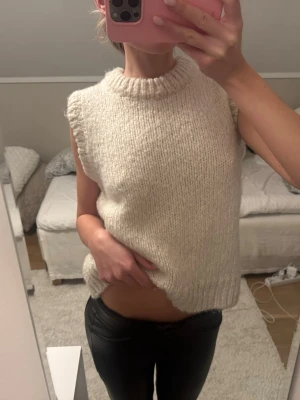 Stickad tröja - Så söt och mysig stickad tröja i creme färg, knappt använd så inte alls nopprig