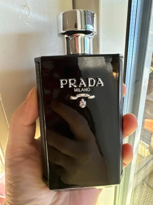 Prada doften - Doften varar i upp till 24 timmar. Jag har lådan. Var försiktig då jag inte accepterar returer.