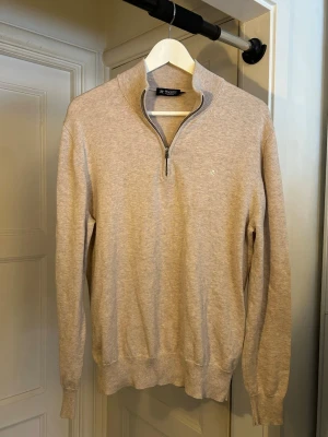 Hackett London half-zip  - Sjukt skön och vardaglig Hackett quarter-zip | Material: 80% cotton och 20% silk | Extremt bra skick | Storlek: M, passar även S i längden | Skriv om du har funderingar | 