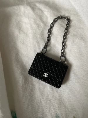 Supersöt mini cc väska  - Supersöt! Haft min som en Bagcharm på väskan. ✨