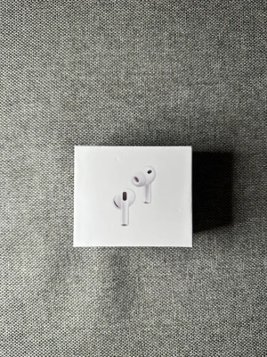Apple AirPods Pro 3 med USB-C - Apple AirPods Pro 3 är trådlösa in-ear hörlurar i vit färg med stilren och kompakt design. De levereras i originalförpackning och har laddningsetui med USB-C. Perfekta för musik, samtal och gaming med aktiv brusreducering och hög ljudkvalitet.