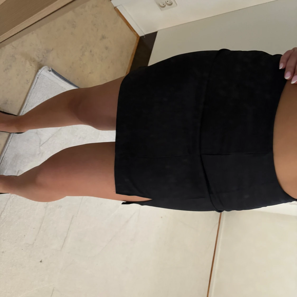 Svart kortkjol med slits - 2