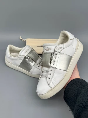 Valentino Open Skor | 37 - Jättefina valentino open skor i snygg silverfärg. Storlek 36.5 men passar större. Original dustbag ingår. Självklart äkta! Hör av er vid funderingar 🙌